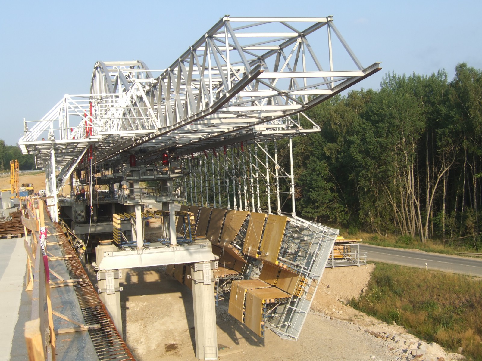mostu přes doprovodnou komunikaci v km 1,737 na stavbě R6 Sokolov - Tisová 16-07-2010